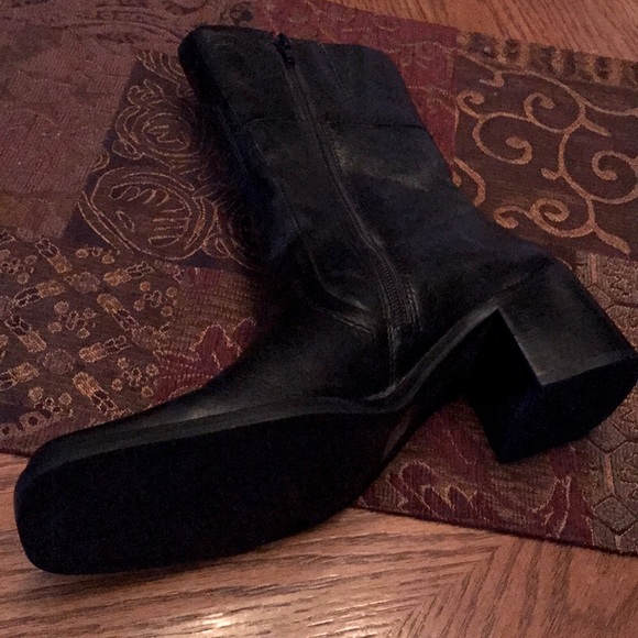 Women’s black leather boots - Picture 2 of 4